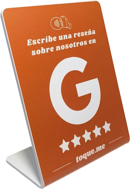 Stand de toque. en naranja para pedir reseñas de Google