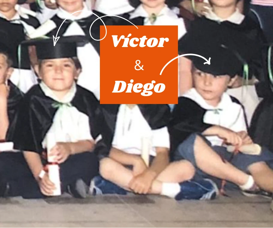 Víctor y Diego de pequeños, con toga y birrete