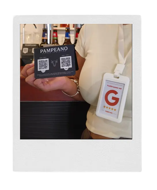 Tarjeta y lanyard toque. en la mano de una camarera