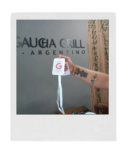 Lanyard toque. colgado en la pared de un asador